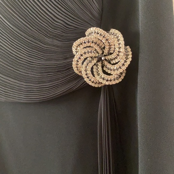 Daymor Couture long black formal dress - Picture 3 of 11